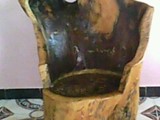مقعد منحوت يدويا من جزع شجرة لبخ