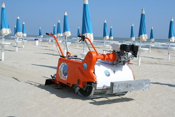 ماكينة تنظيف الشواطئ