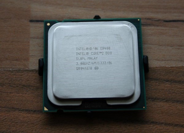 بروسيسور الالعاب الشهير INTEL COR 2 DUO E8400 3GIGA