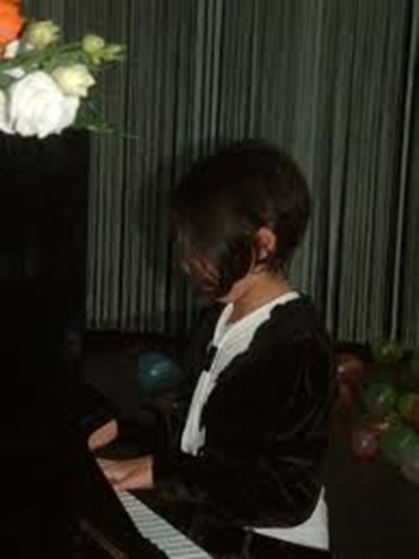 دكتور أكاديمى متخصص تعليم بيانو اورج عود  .