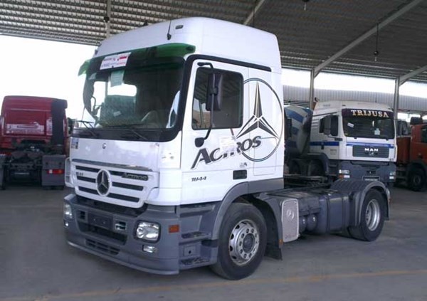 شاحنة مرسيدس موديل 2003 الحجم 1844