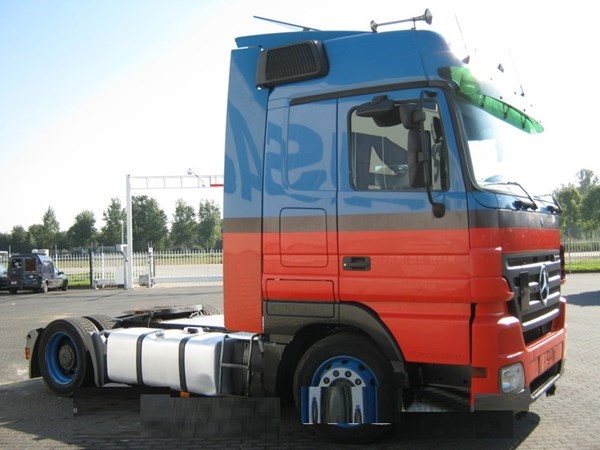 عدد 4 شاحنات مرسيدس ميجا سبيس من المانيا MERCEDES BENZ ACTROS 1841