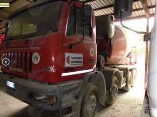 يتوفر شاحنات ومعدات ثقيلة في ايطاليا
