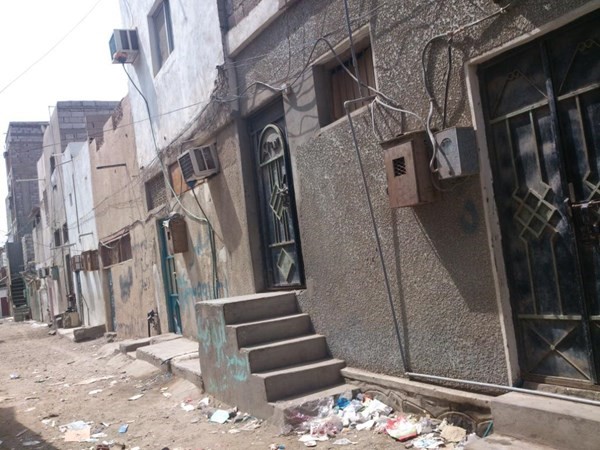 منزل مستقل للبيع على الشارع الرئيسي في القاهرة عدن مكون من دورين