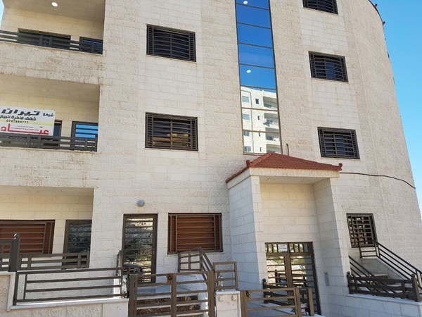 شقق جديدة مميزة للبيع في ابو نصير وذات اطلالة خلابة على شارع الاردن