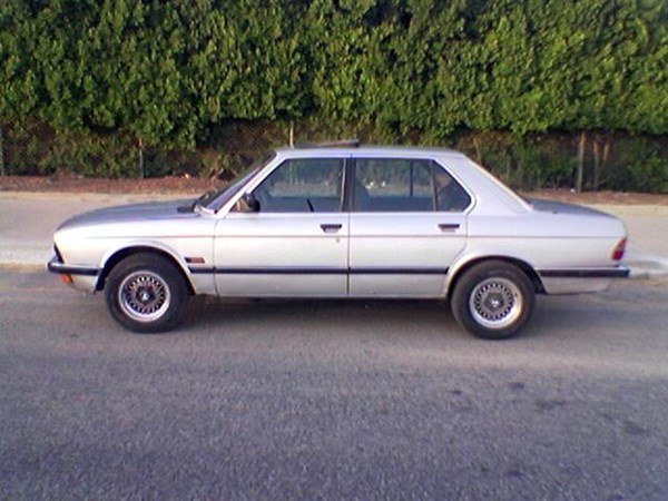 سيارة BMW 518 موديل 1984
